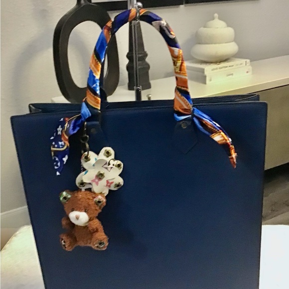 Louis Vuitton Bags - Picture 2 of 15